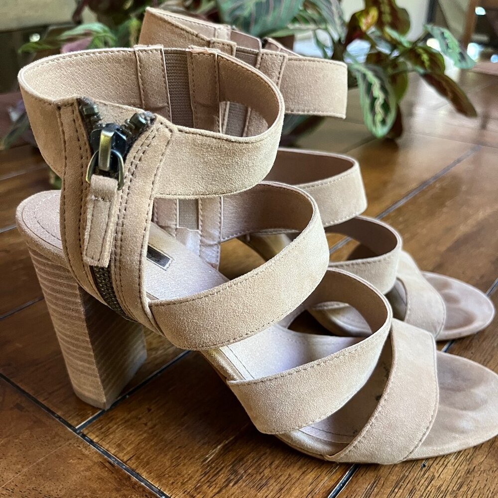 Tahari "Media" Shoes in tan/beige suede size 9.5 - Picture 6 of 6